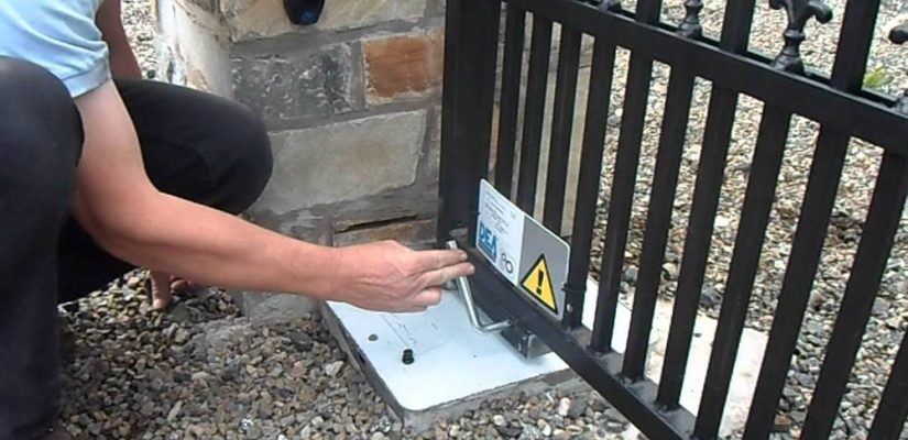 A imagem mostra um exemplo de uma pessoa fazendo manutenção em um portão.