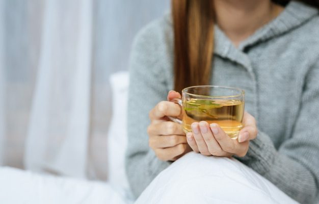 Imagem de mulher bebendo chá
